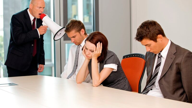 What Are the Signs of Poor Management in a Company